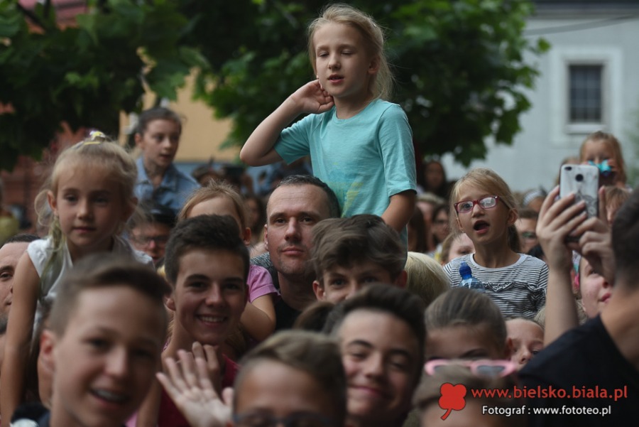 Totalne szaleństwo przed Sferą! Tłumy fanów zachwycone Roksaną Węgiel ZDJĘCIA
