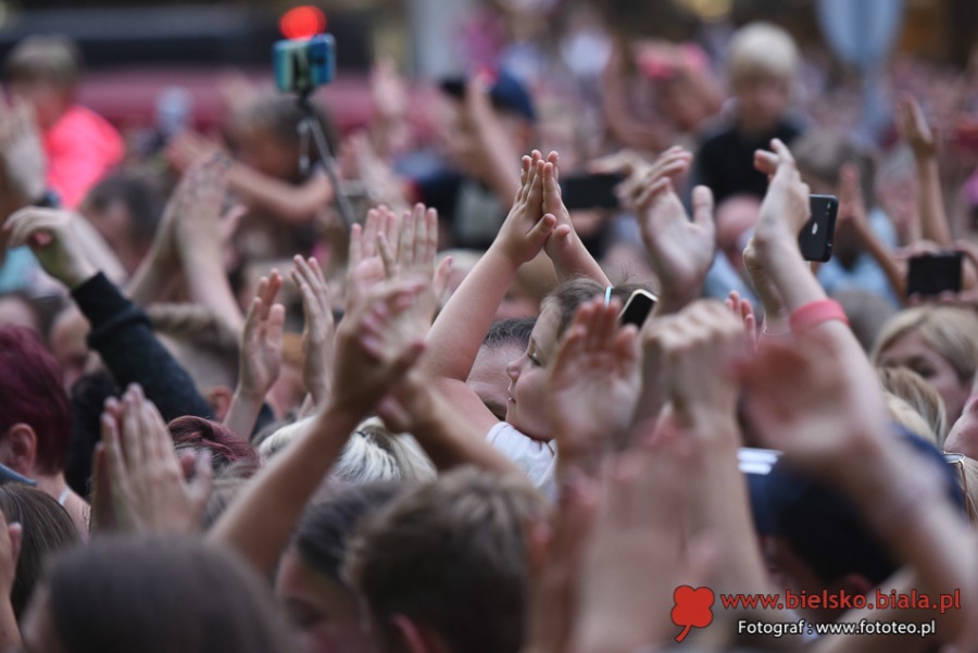 Totalne szaleństwo przed Sferą! Tłumy fanów zachwycone Roksaną Węgiel ZDJĘCIA