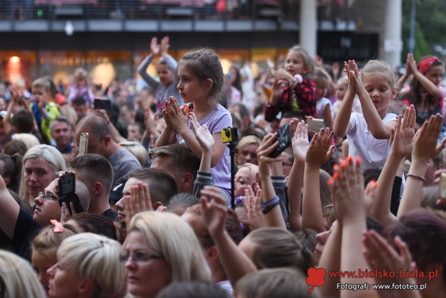 Totalne szaleństwo przed Sferą! Tłumy fanów zachwycone Roksaną Węgiel ZDJĘCIA