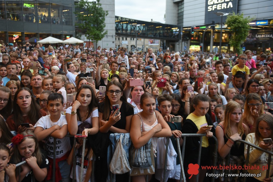 Totalne szaleństwo przed Sferą! Tłumy fanów zachwycone Roksaną Węgiel ZDJĘCIA