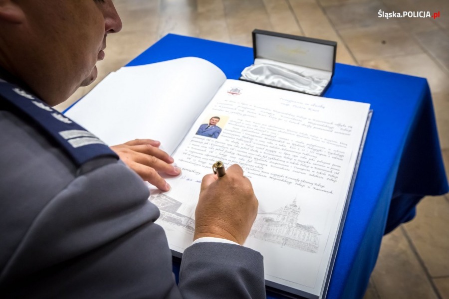 Piotr Kucia pożegnał się z mundurem. Czekają na niego w bielskim Ratuszu - foto