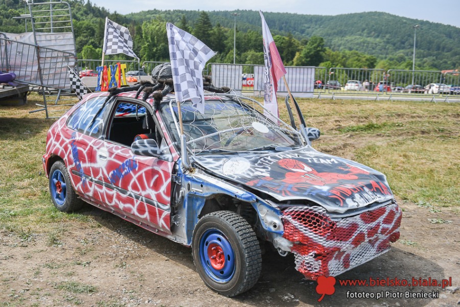 Cuda na czterech kołach. Wielki świat motoryzacji pod Dębowcem ZDJĘCIA