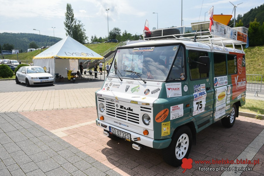 Cuda na czterech kołach. Wielki świat motoryzacji pod Dębowcem ZDJĘCIA