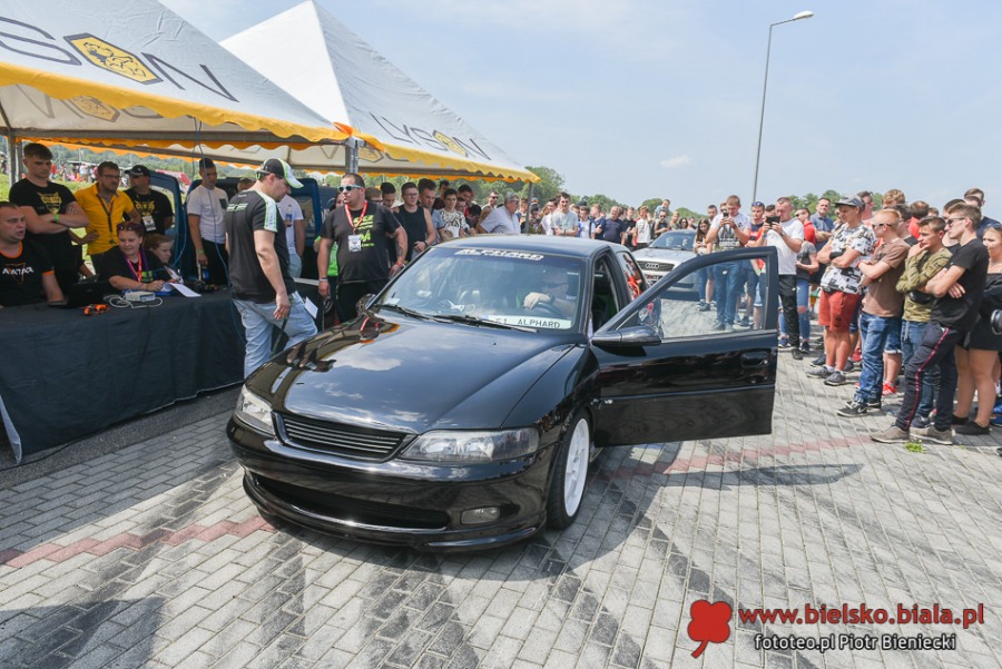 Cuda na czterech kołach. Wielki świat motoryzacji pod Dębowcem ZDJĘCIA