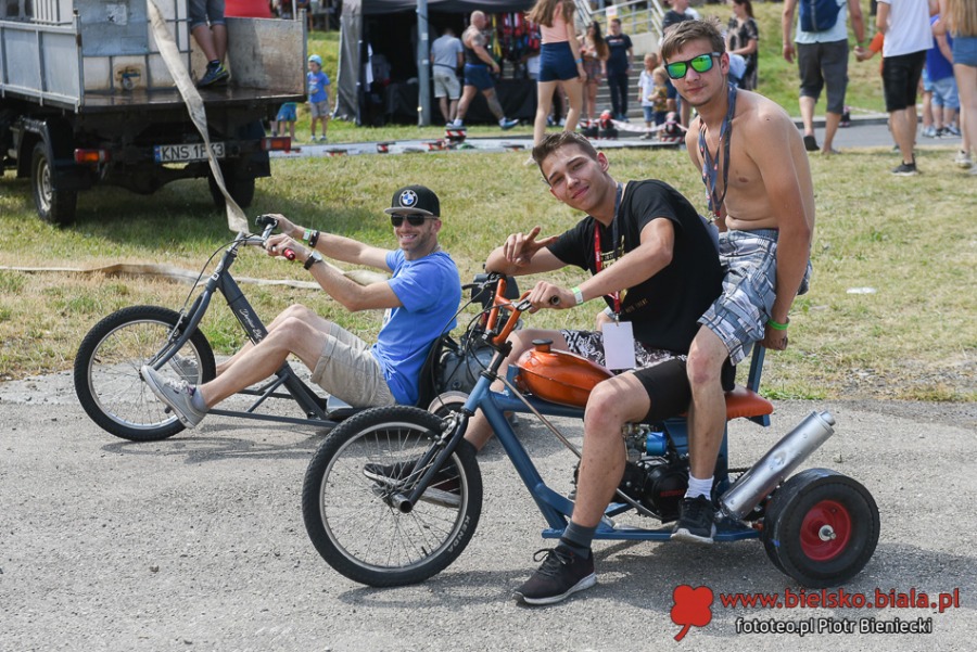 Cuda na czterech kołach. Wielki świat motoryzacji pod Dębowcem ZDJĘCIA