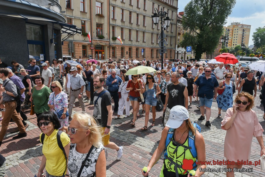 Wielki sukces spaceru po Bielsku-Białej. Takich tłumów dawno tu nie widziano ZDJĘCIA