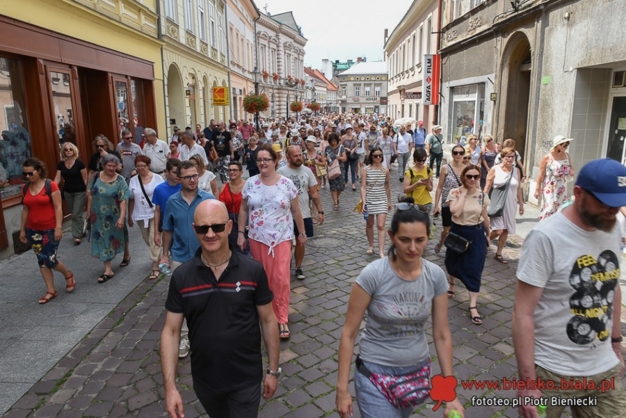 Wielki sukces spaceru po Bielsku-Białej. Takich tłumów dawno tu nie widziano ZDJĘCIA