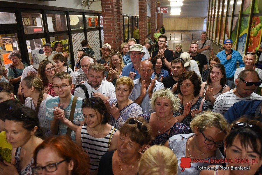 Wielki sukces spaceru po Bielsku-Białej. Takich tłumów dawno tu nie widziano ZDJĘCIA