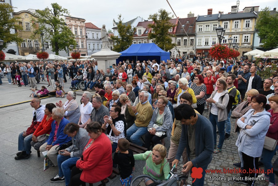 Plejada artystów na Rynku. Zagrali doBBro przeciw nienawiści ZDJĘCIA
