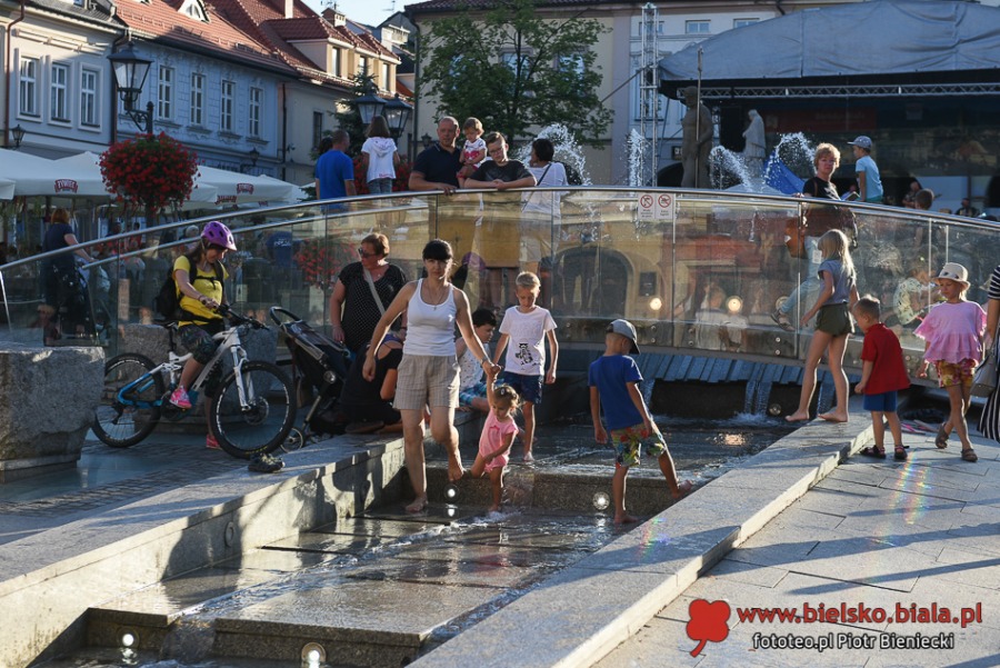 Życie towarzyskie pod parasolami. Czym nas przyciąga Rynek? ZDJĘCIA