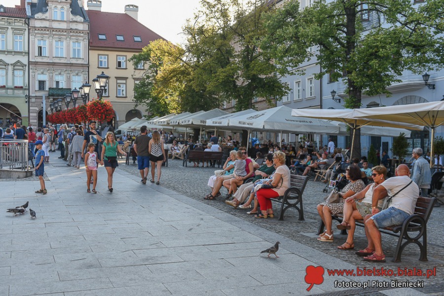 Życie towarzyskie pod parasolami. Czym nas przyciąga Rynek? ZDJĘCIA
