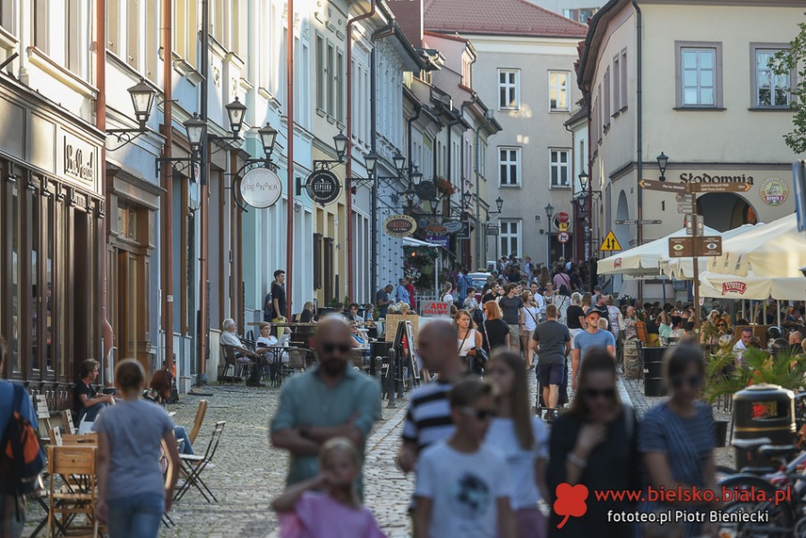 Życie towarzyskie pod parasolami. Czym nas przyciąga Rynek? ZDJĘCIA