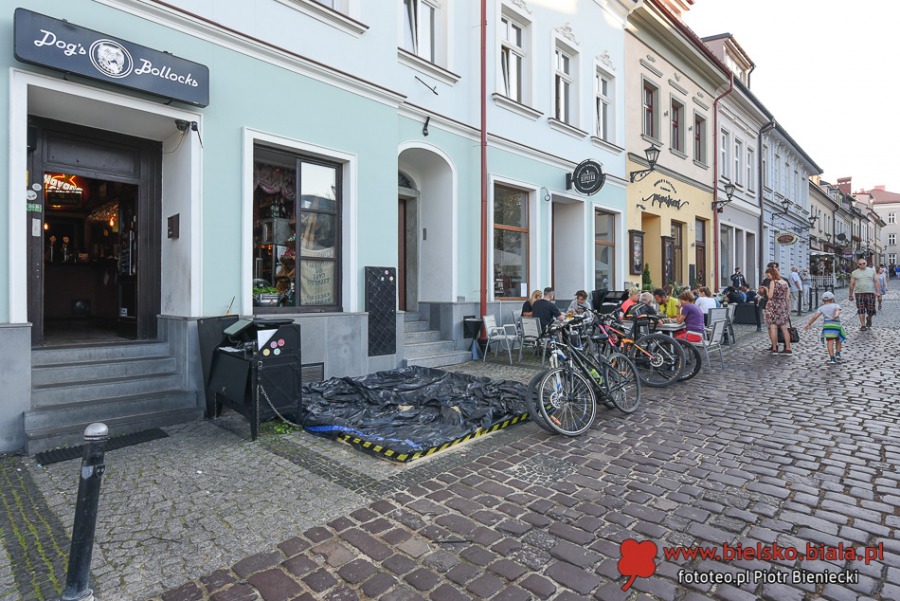 Życie towarzyskie pod parasolami. Czym nas przyciąga Rynek? ZDJĘCIA
