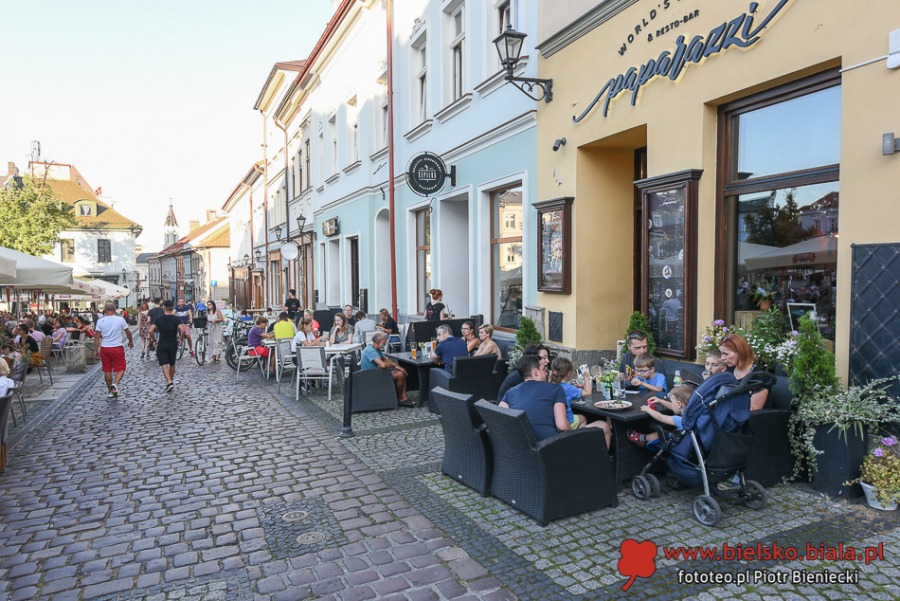 Życie towarzyskie pod parasolami. Czym nas przyciąga Rynek? ZDJĘCIA