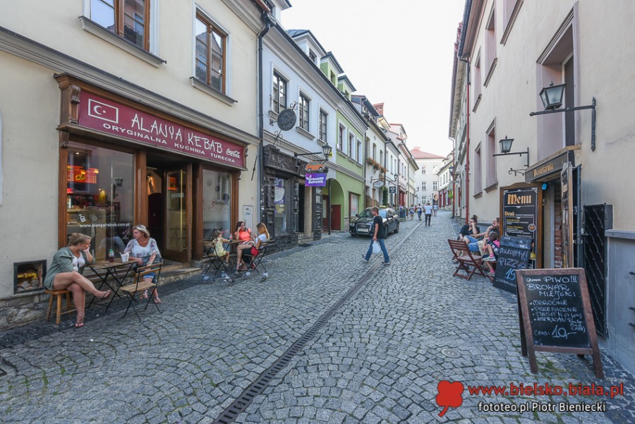 Życie towarzyskie pod parasolami. Czym nas przyciąga Rynek? ZDJĘCIA