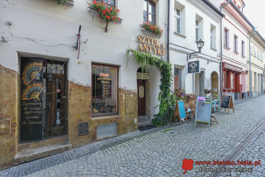Życie towarzyskie pod parasolami. Czym nas przyciąga Rynek? ZDJĘCIA