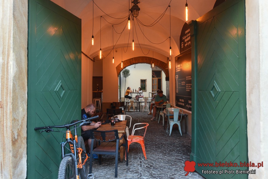 Życie towarzyskie pod parasolami. Czym nas przyciąga Rynek? ZDJĘCIA