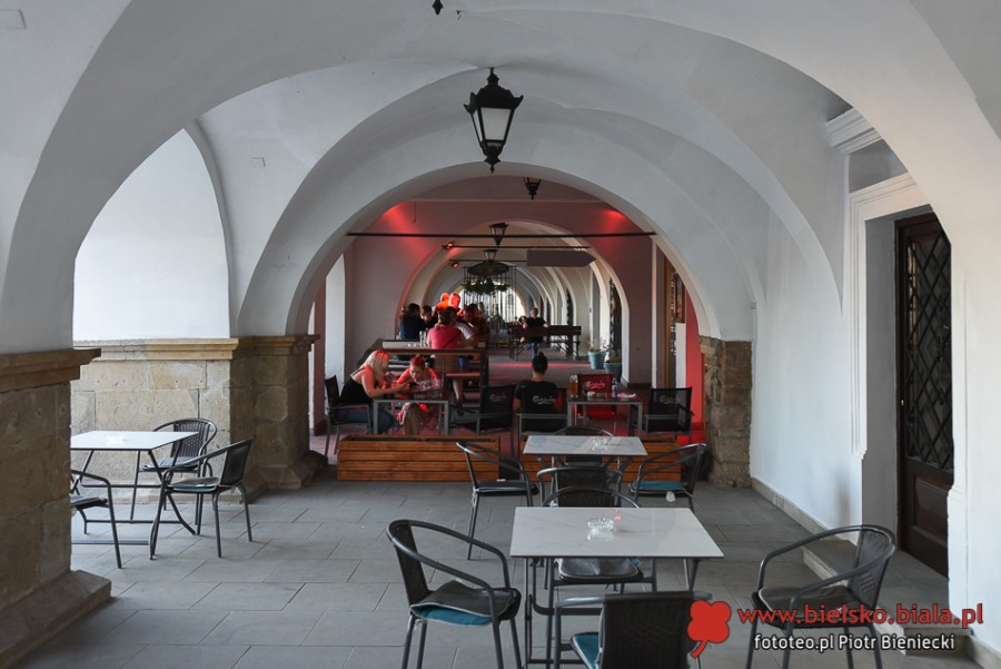 Życie towarzyskie pod parasolami. Czym nas przyciąga Rynek? ZDJĘCIA