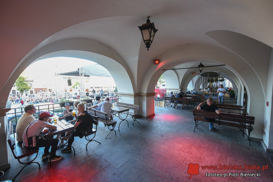 Życie towarzyskie pod parasolami. Czym nas przyciąga Rynek? ZDJĘCIA
