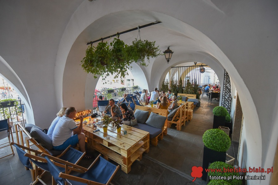 Życie towarzyskie pod parasolami. Czym nas przyciąga Rynek? ZDJĘCIA
