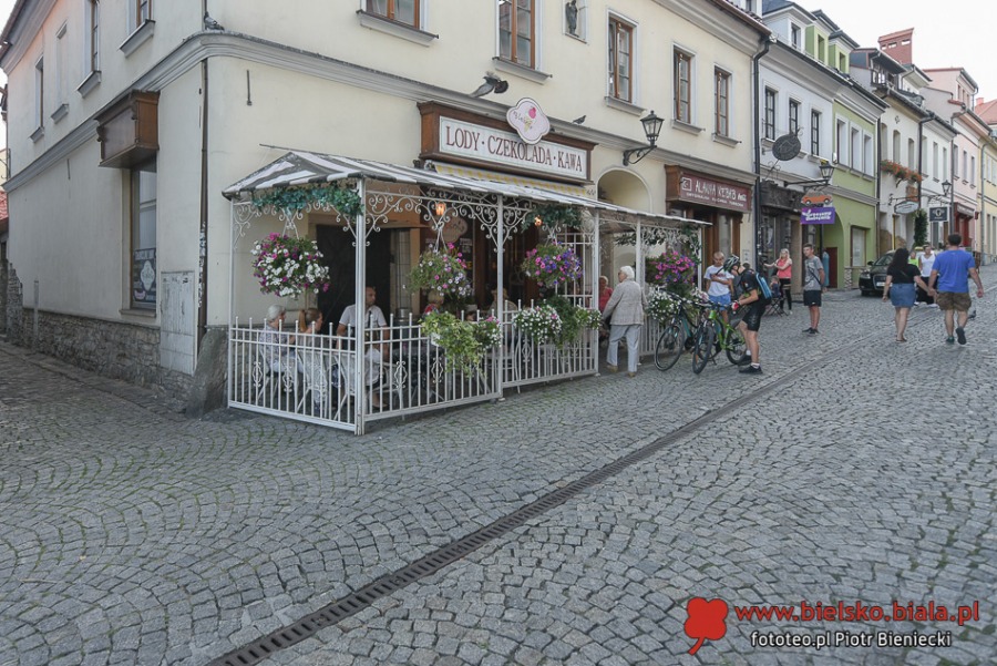 Życie towarzyskie pod parasolami. Czym nas przyciąga Rynek? ZDJĘCIA
