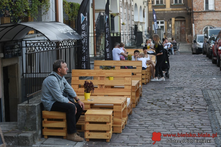 Życie towarzyskie pod parasolami. Czym nas przyciąga Rynek? ZDJĘCIA