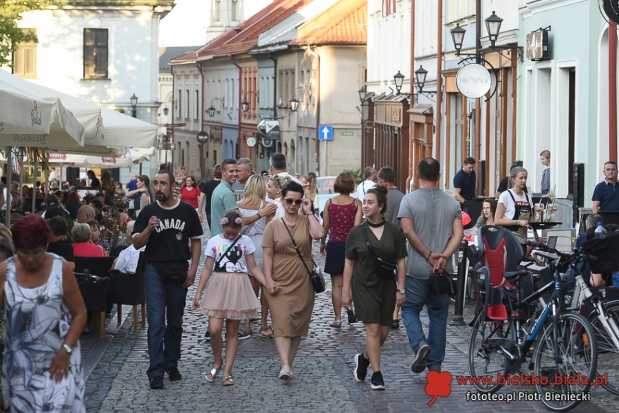 Życie towarzyskie pod parasolami. Czym nas przyciąga Rynek? ZDJĘCIA