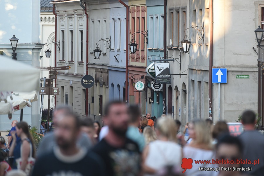 Życie towarzyskie pod parasolami. Czym nas przyciąga Rynek? ZDJĘCIA