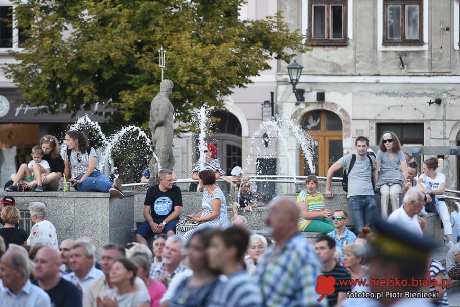 Życie towarzyskie pod parasolami. Czym nas przyciąga Rynek? ZDJĘCIA