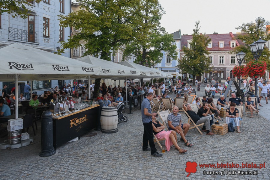 Życie towarzyskie pod parasolami. Czym nas przyciąga Rynek? ZDJĘCIA