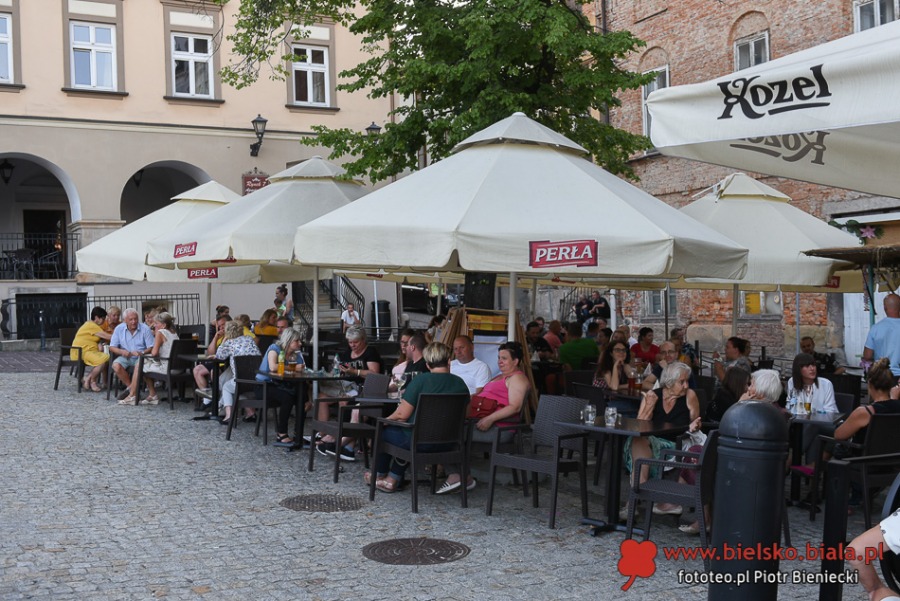 Życie towarzyskie pod parasolami. Czym nas przyciąga Rynek? ZDJĘCIA