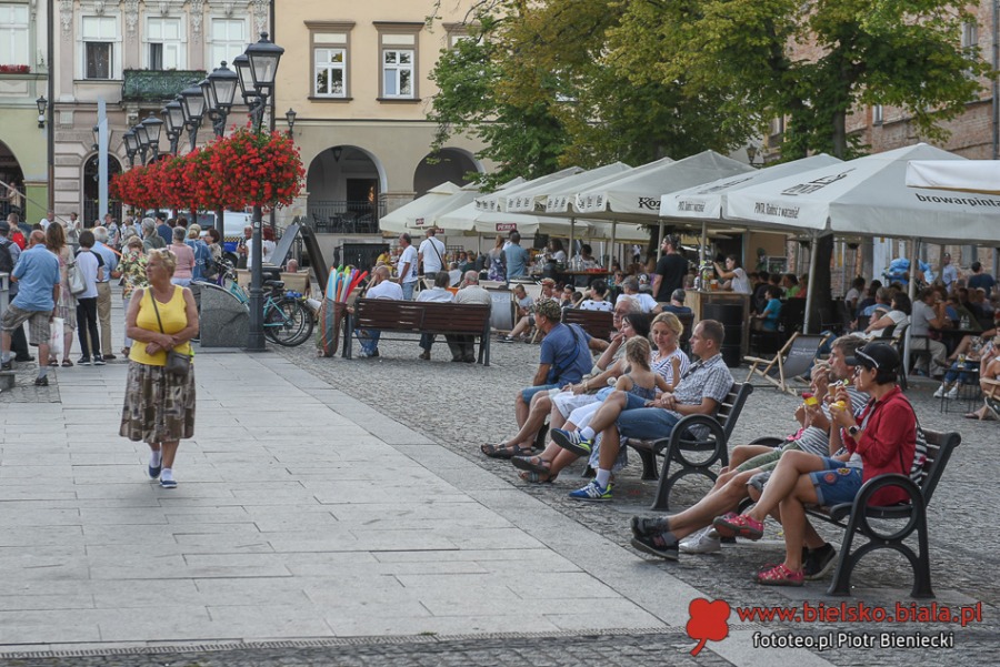 Życie towarzyskie pod parasolami. Czym nas przyciąga Rynek? ZDJĘCIA