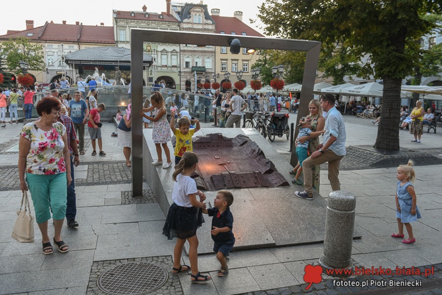 Życie towarzyskie pod parasolami. Czym nas przyciąga Rynek? ZDJĘCIA