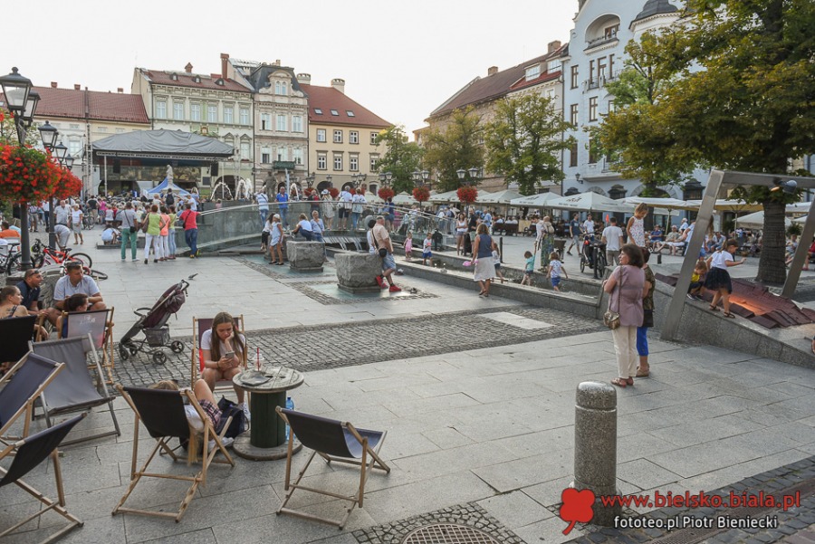 Życie towarzyskie pod parasolami. Czym nas przyciąga Rynek? ZDJĘCIA