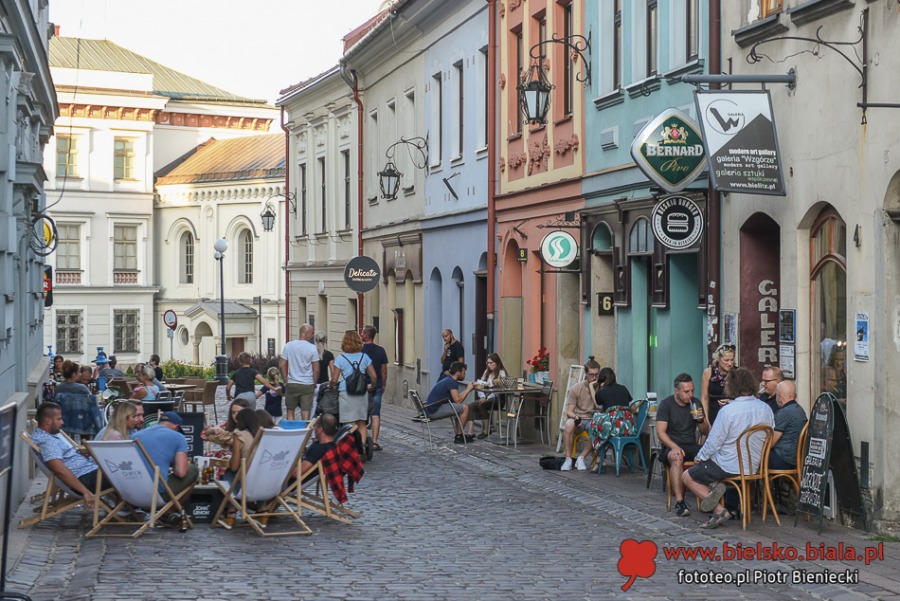 Życie towarzyskie pod parasolami. Czym nas przyciąga Rynek? ZDJĘCIA