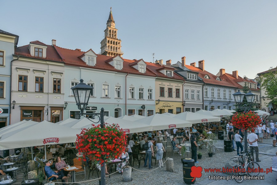 Życie towarzyskie pod parasolami. Czym nas przyciąga Rynek? ZDJĘCIA