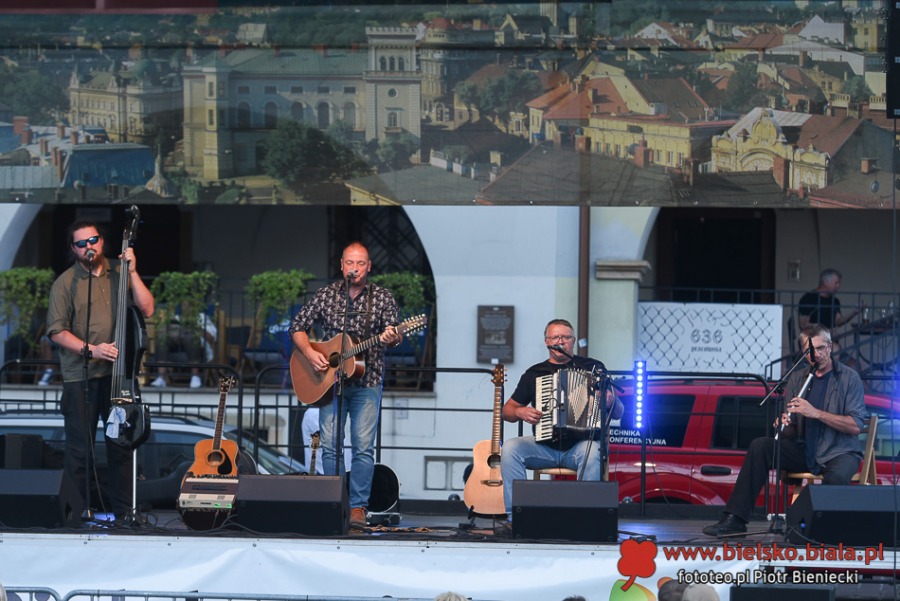 Życie towarzyskie pod parasolami. Czym nas przyciąga Rynek? ZDJĘCIA