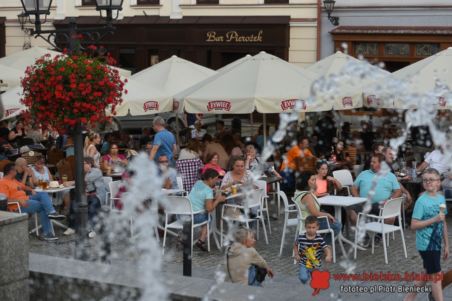 Życie towarzyskie pod parasolami. Czym nas przyciąga Rynek? ZDJĘCIA