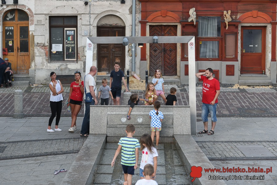 Życie towarzyskie pod parasolami. Czym nas przyciąga Rynek? ZDJĘCIA