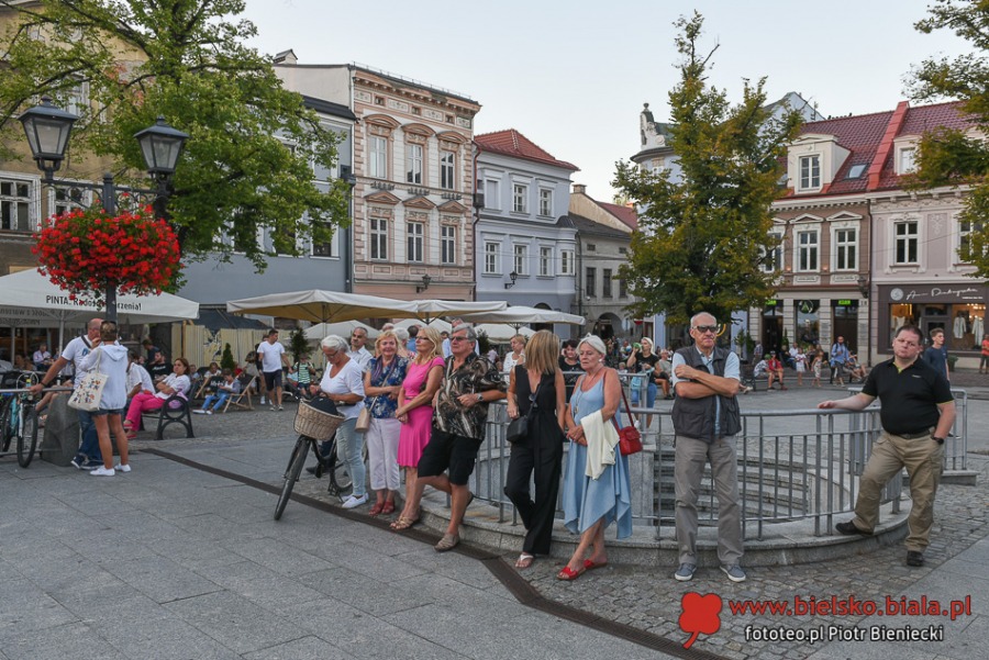 Życie towarzyskie pod parasolami. Czym nas przyciąga Rynek? ZDJĘCIA
