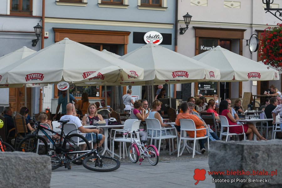 Życie towarzyskie pod parasolami. Czym nas przyciąga Rynek? ZDJĘCIA