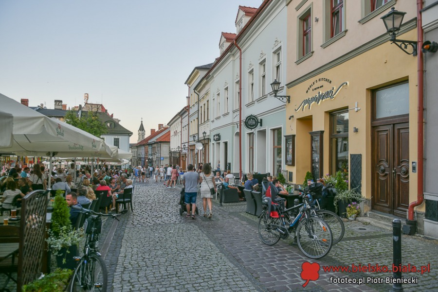 Życie towarzyskie pod parasolami. Czym nas przyciąga Rynek? ZDJĘCIA