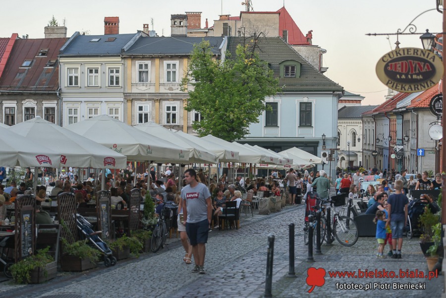 Życie towarzyskie pod parasolami. Czym nas przyciąga Rynek? ZDJĘCIA