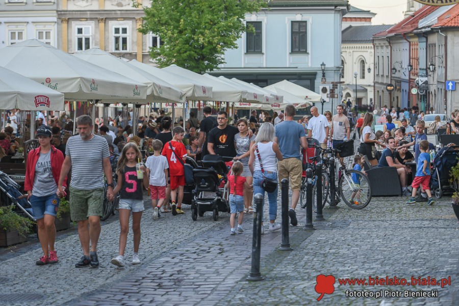 Życie towarzyskie pod parasolami. Czym nas przyciąga Rynek? ZDJĘCIA