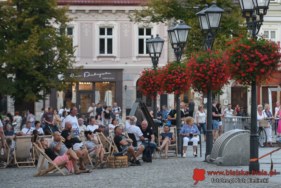 Życie towarzyskie pod parasolami. Czym nas przyciąga Rynek? ZDJĘCIA