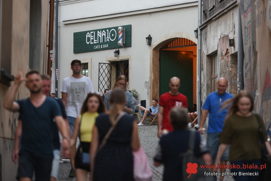 Życie towarzyskie pod parasolami. Czym nas przyciąga Rynek? ZDJĘCIA