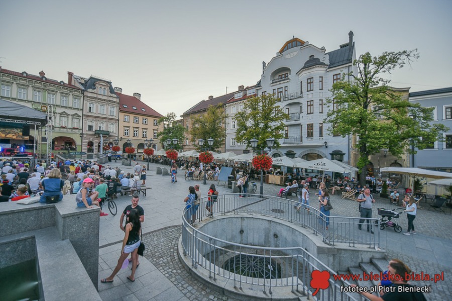 Życie towarzyskie pod parasolami. Czym nas przyciąga Rynek? ZDJĘCIA