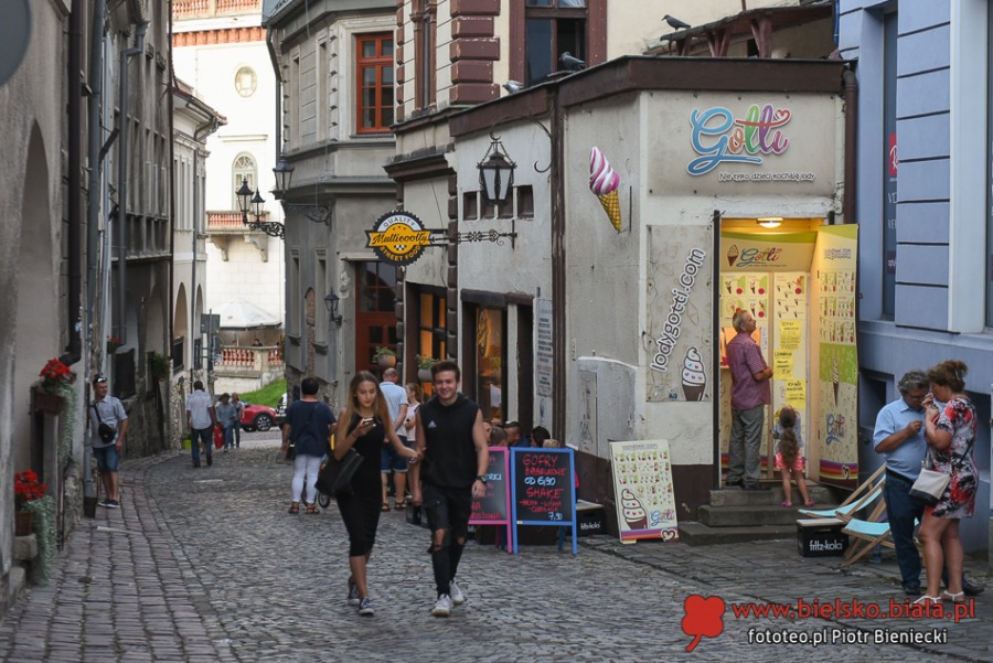 Życie towarzyskie pod parasolami. Czym nas przyciąga Rynek? ZDJĘCIA