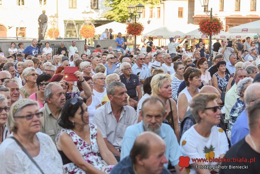 Życie towarzyskie pod parasolami. Czym nas przyciąga Rynek? ZDJĘCIA