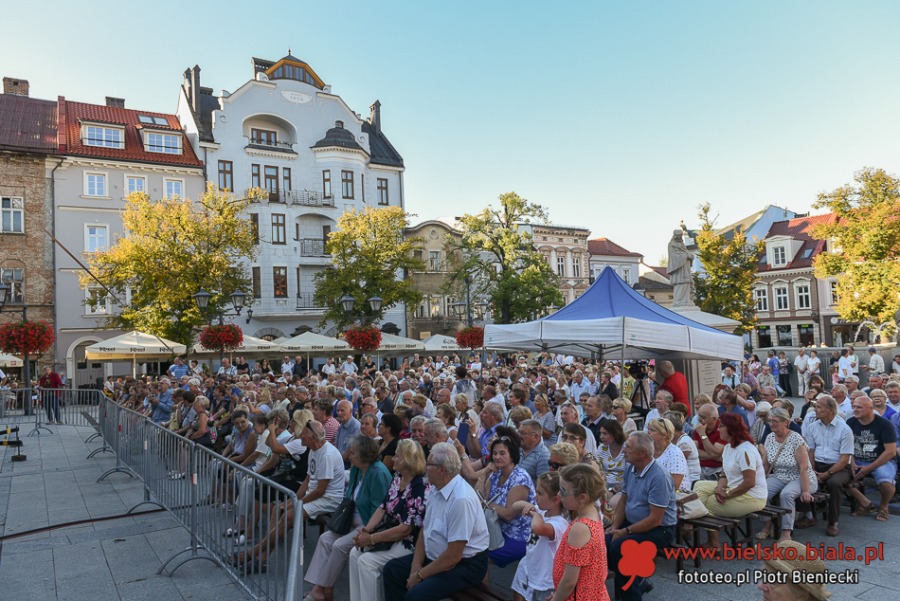 Życie towarzyskie pod parasolami. Czym nas przyciąga Rynek? ZDJĘCIA